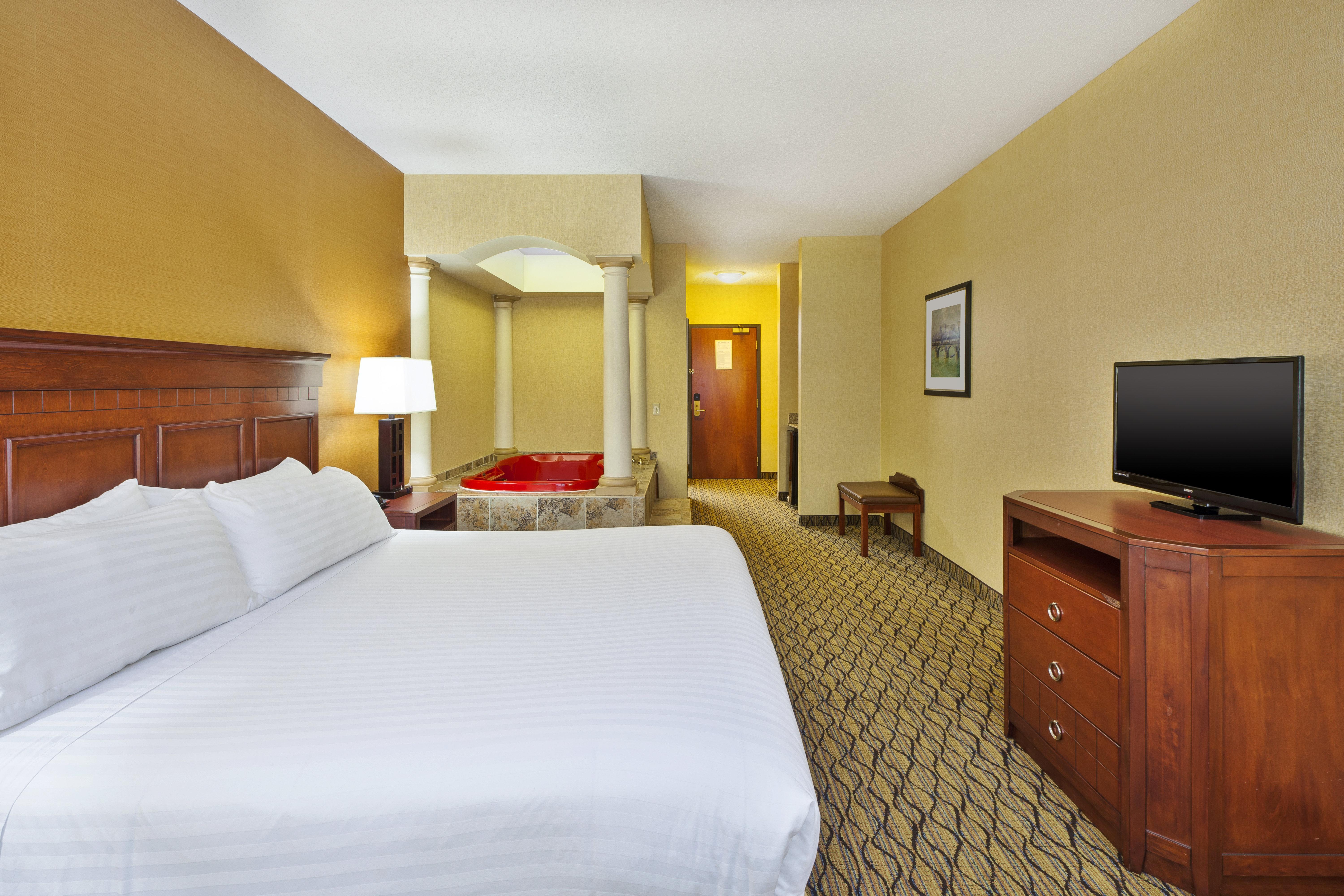 Holiday Inn Express Hotel & Suites - Belleville Area By Ihg Exterior photo