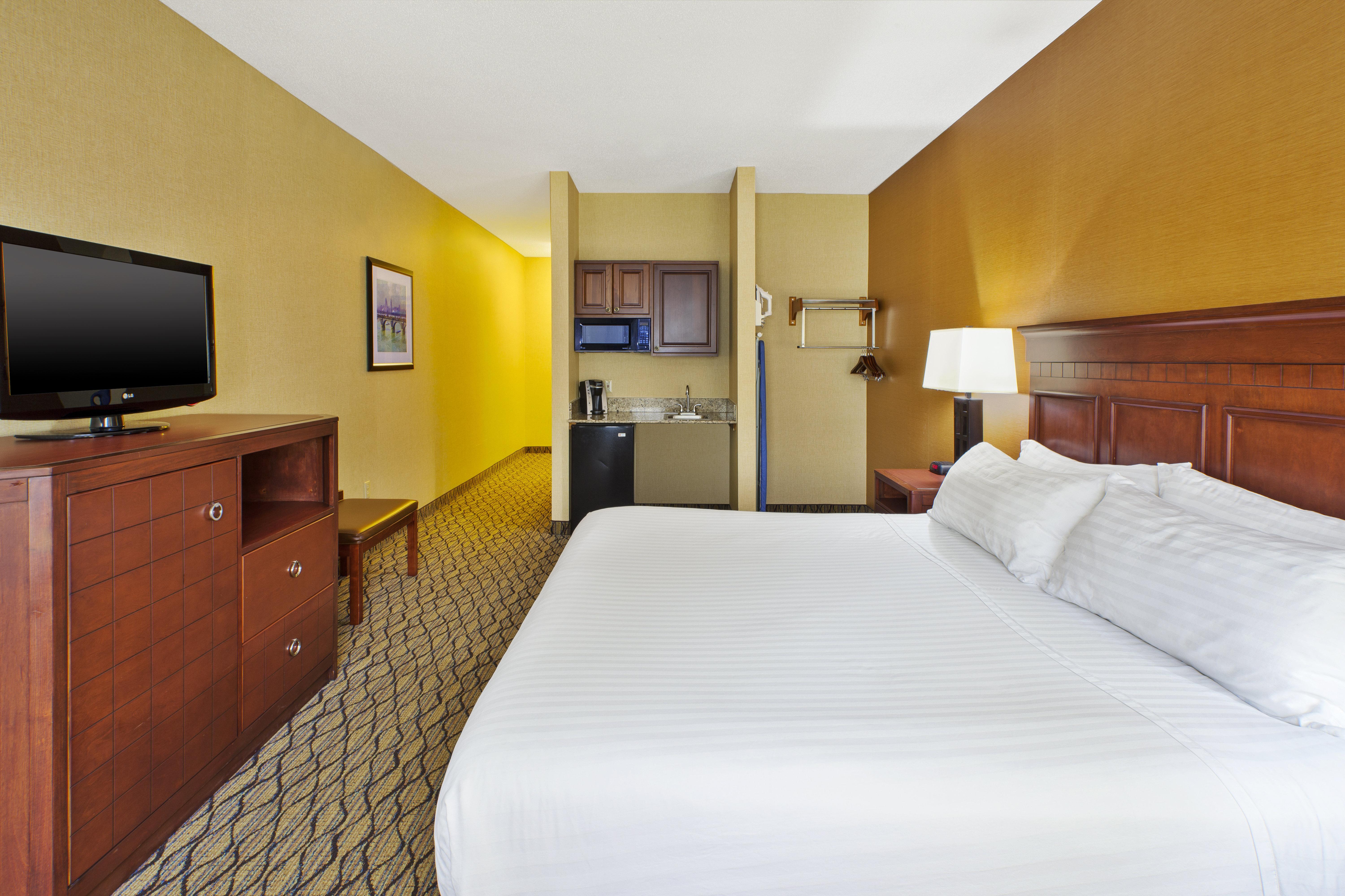 Holiday Inn Express Hotel & Suites - Belleville Area By Ihg Exterior photo