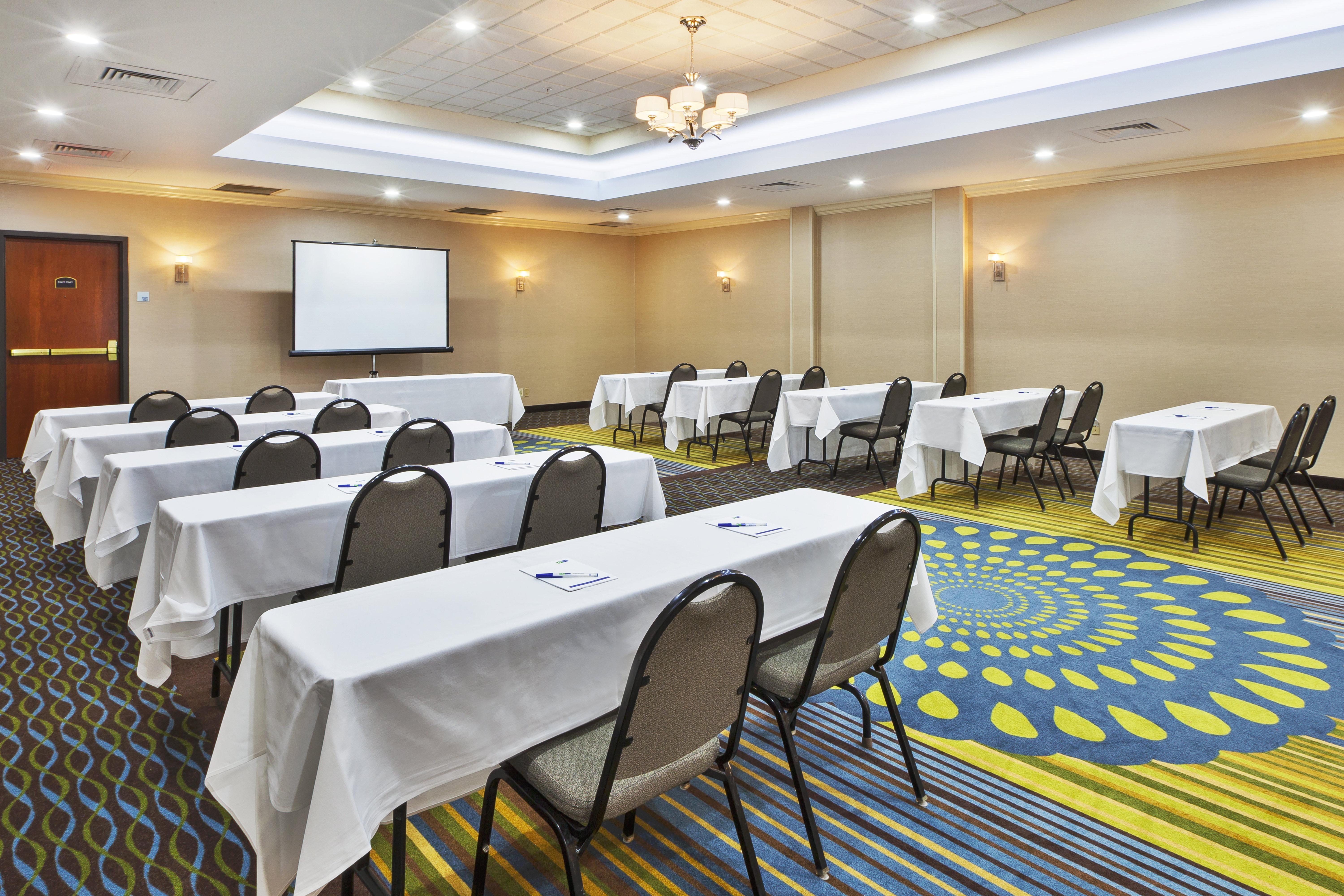 Holiday Inn Express Hotel & Suites - Belleville Area By Ihg Exterior photo