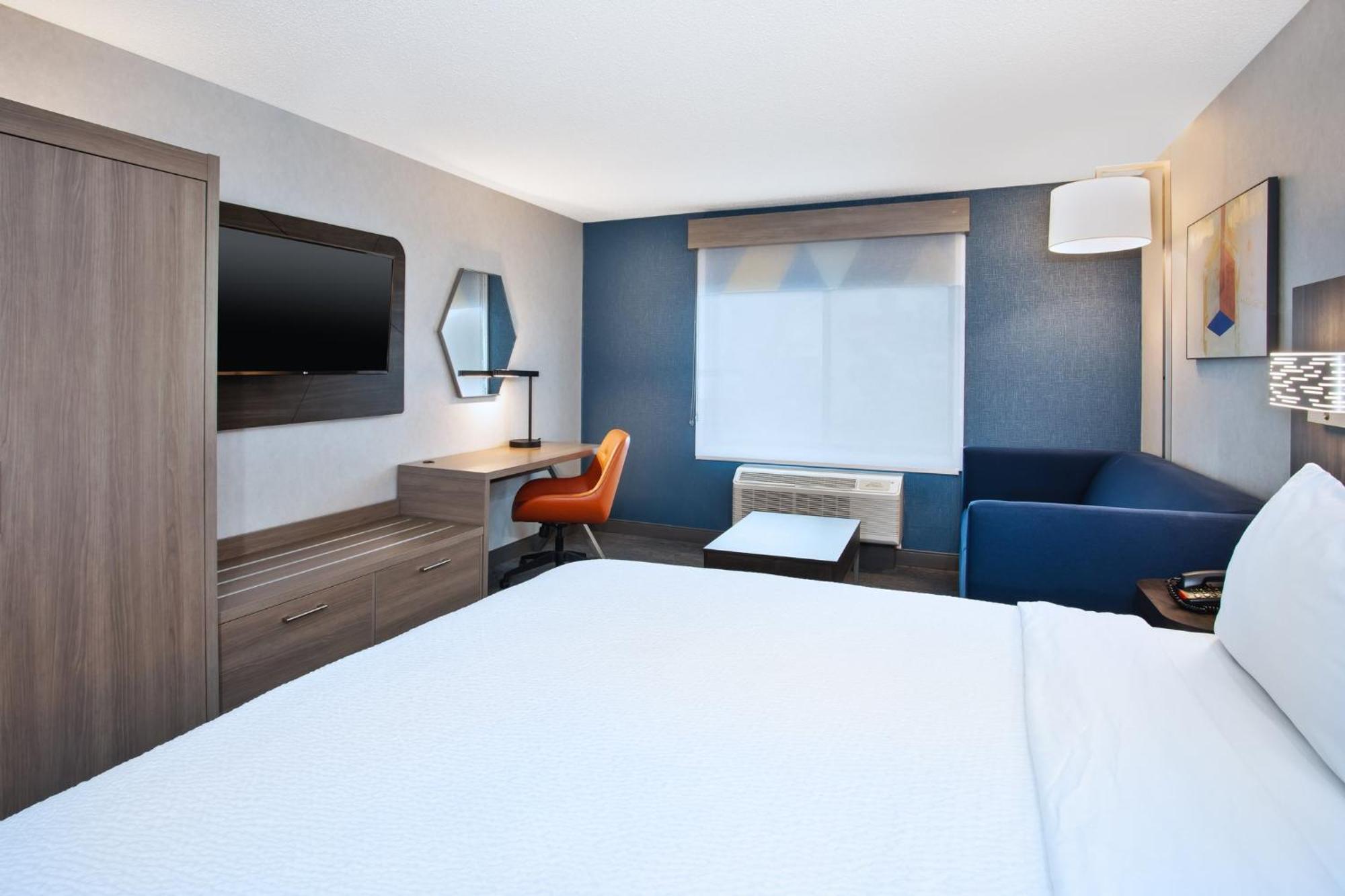 Holiday Inn Express Hotel & Suites - Belleville Area By Ihg Exterior photo
