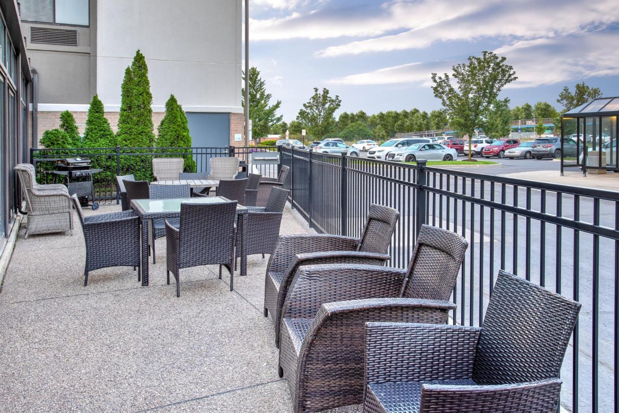 Holiday Inn Express Hotel & Suites - Belleville Area, An Ihg Hotel Exterior photo